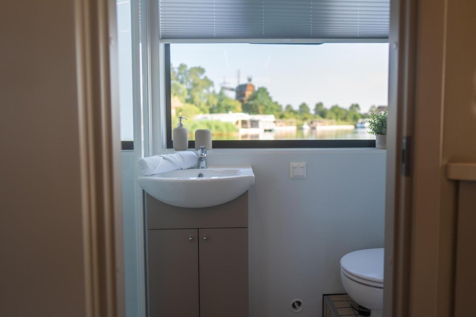 Lieblingsplatz Parey - Schwimmendes Living Luxboot 호텔 외부 사진
