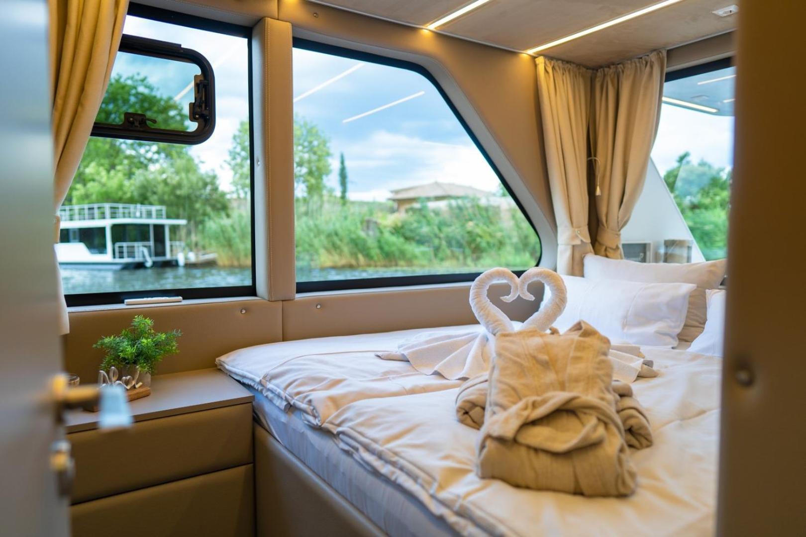 Lieblingsplatz Parey - Schwimmendes Living Luxboot 호텔 외부 사진